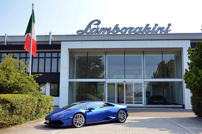 https://www.lambocars.com/wp-content/uploads/2015/11/2015_factory_tour_1.jpg