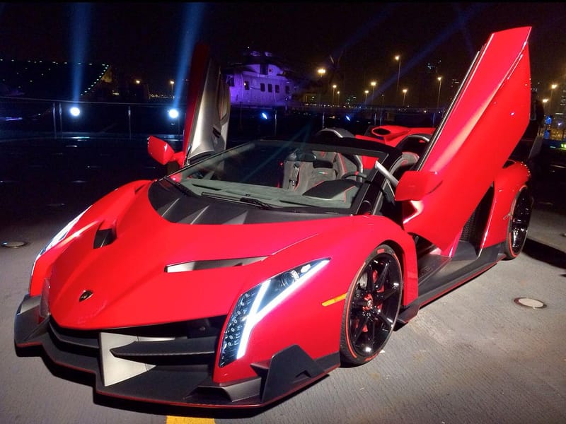 https://www.lambocars.com/wp-content/uploads/2020/11/vahid_veneno_roadster_abu_dhabi_5.jpg