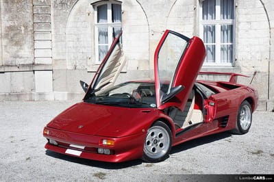 If compared to the normal diablo, the obvious difference was the bodywork, it became very aggressive, with a true race feeling about it. The suspension geometry was altered with an improved chassis configuration and by using more composite materials, the overall weight was lowered. The diablo gt received an enlarged v12 engine, 5992cc with a maximum power output of 575 hp, top speed would be nearly 340 km/h, this was the fastest lamborghini ever at that time, the extremely aggressive-looking bodywork of this diablo gt was almost completely made of carbon fibre, only the roof was still made of steel and the doors were kept in aluminum. The gt also used an air intake on top of the engine cover, but on the gt it was dynamically controlled by the engine electronics, the big front spoiler was completely redesigned, incorporating a large air intake for the new front-mounted oil cooler. 2000 - diablo vt 6. 0