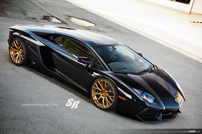 https://www.lambocars.com/wp-content/uploads/2020/12/black_aventador_pur_gold_1-1.jpg