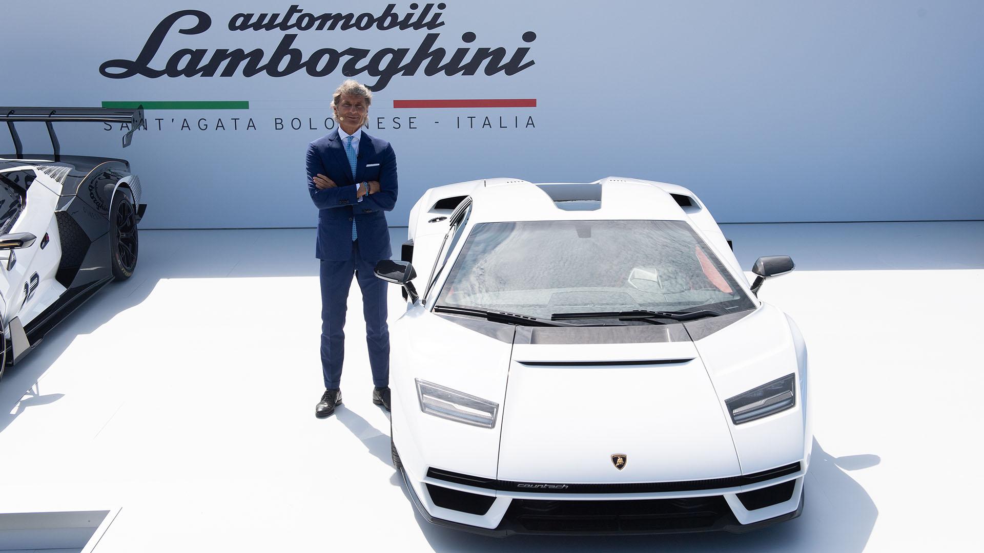 Presenter standing next to Lamborghini Countach LPI 800-4