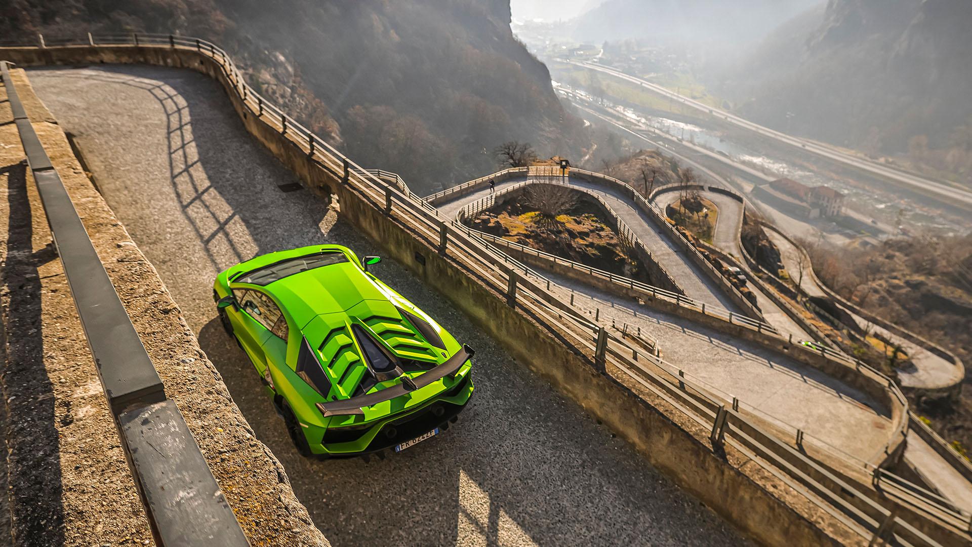 2022 Lamborghini in winter drive 18