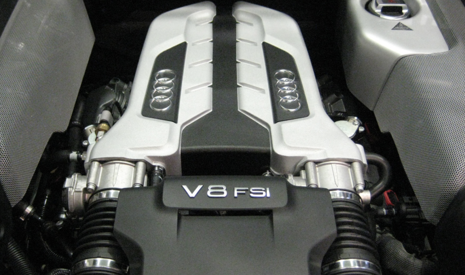 Audi R8 Vs Lamborghini Huracan 3 Audi r8 engine