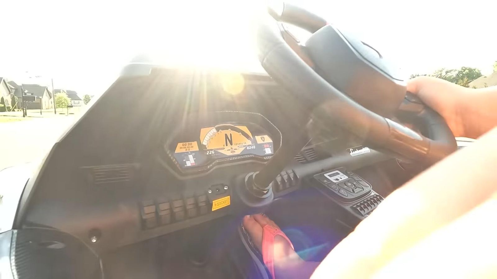 Videoscreenshot youtube brushless24vlamborghiniaventador2seaterrideoncarforkidsreview 1310