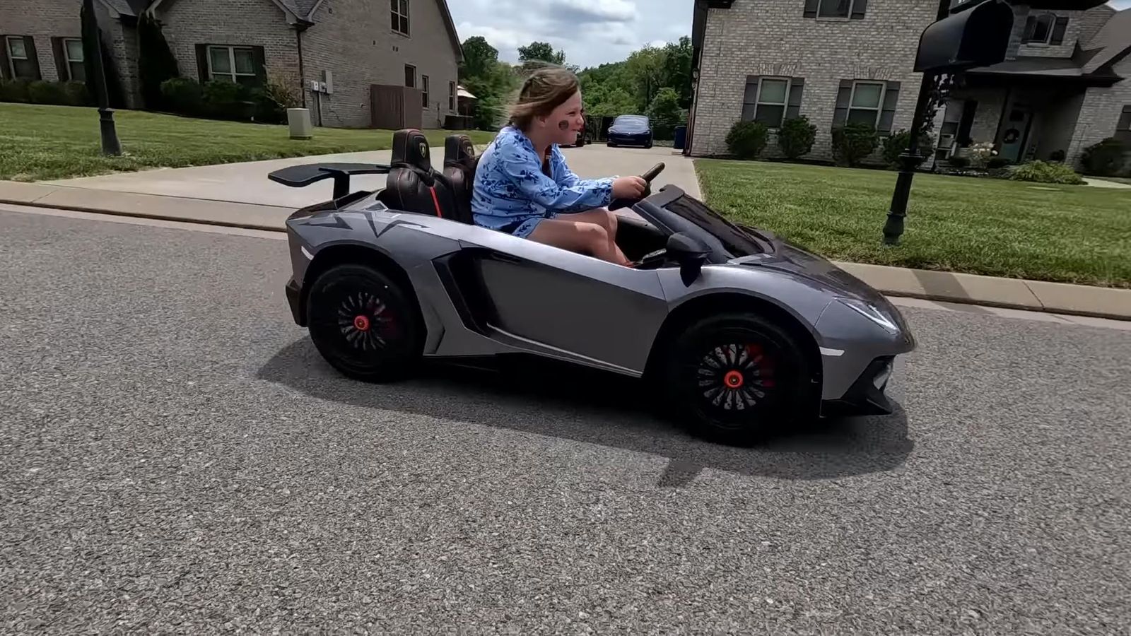 Videoscreenshot youtube brushless24vlamborghiniaventador2seaterrideoncarforkidsreview 1336