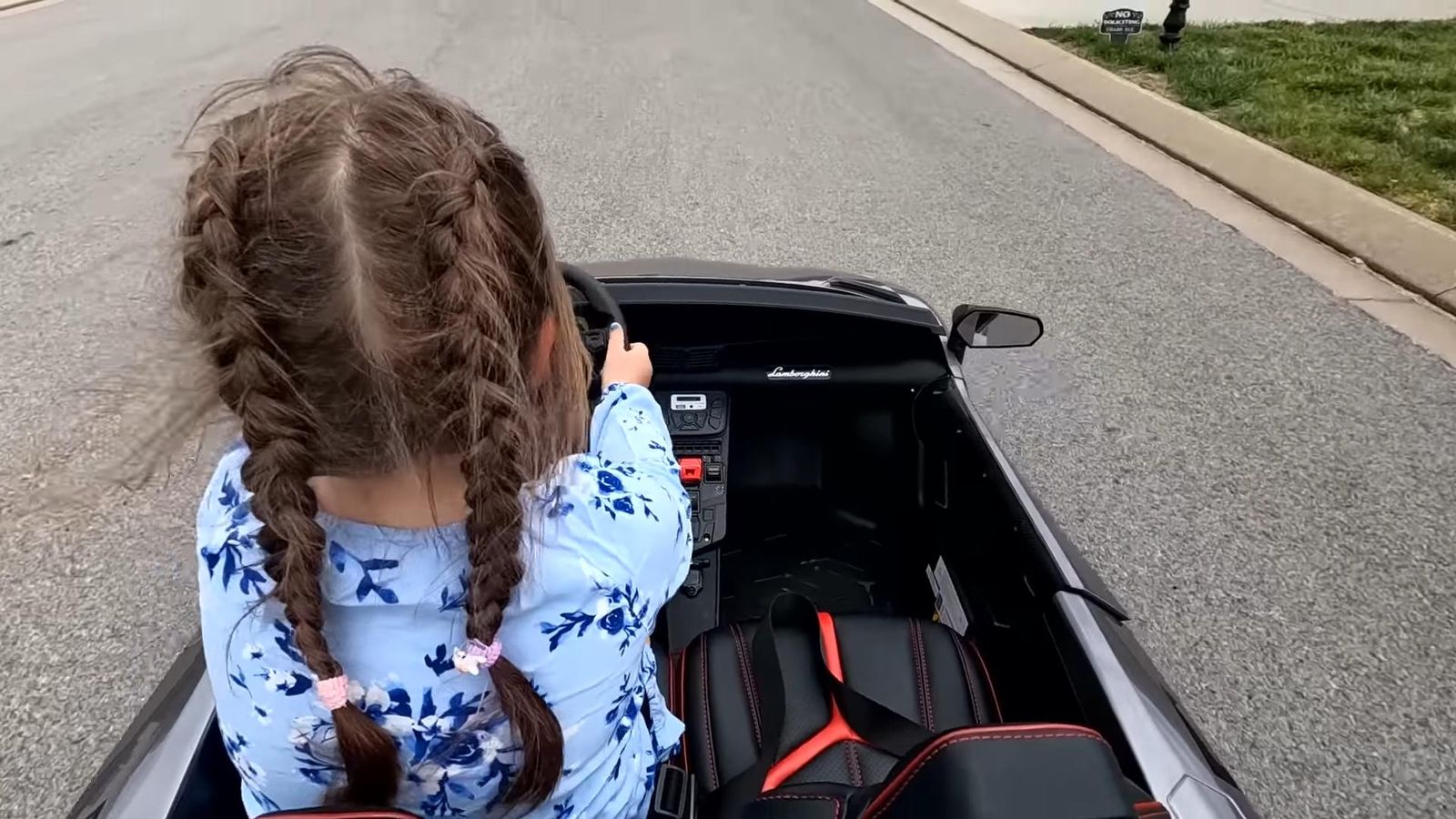 Videoscreenshot youtube brushless24vlamborghiniaventador2seaterrideoncarforkidsreview 1343