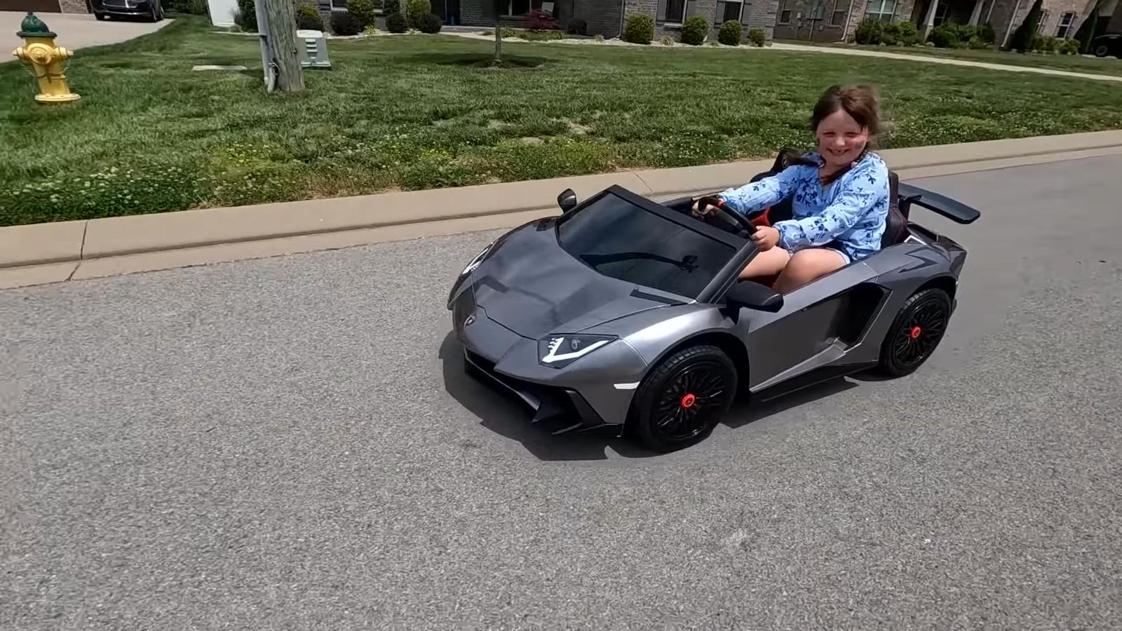 Videoscreenshot youtube brushless24vlamborghiniaventador2seaterrideoncarforkidsreview 1359