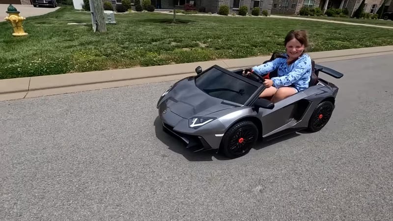 Lamborghini Aventador Tops 9Mph - Ride-On Car For Kids 11 Videoscreenshot youtube brushless24vlamborghiniaventador2seaterrideoncarforkidsreview 1359