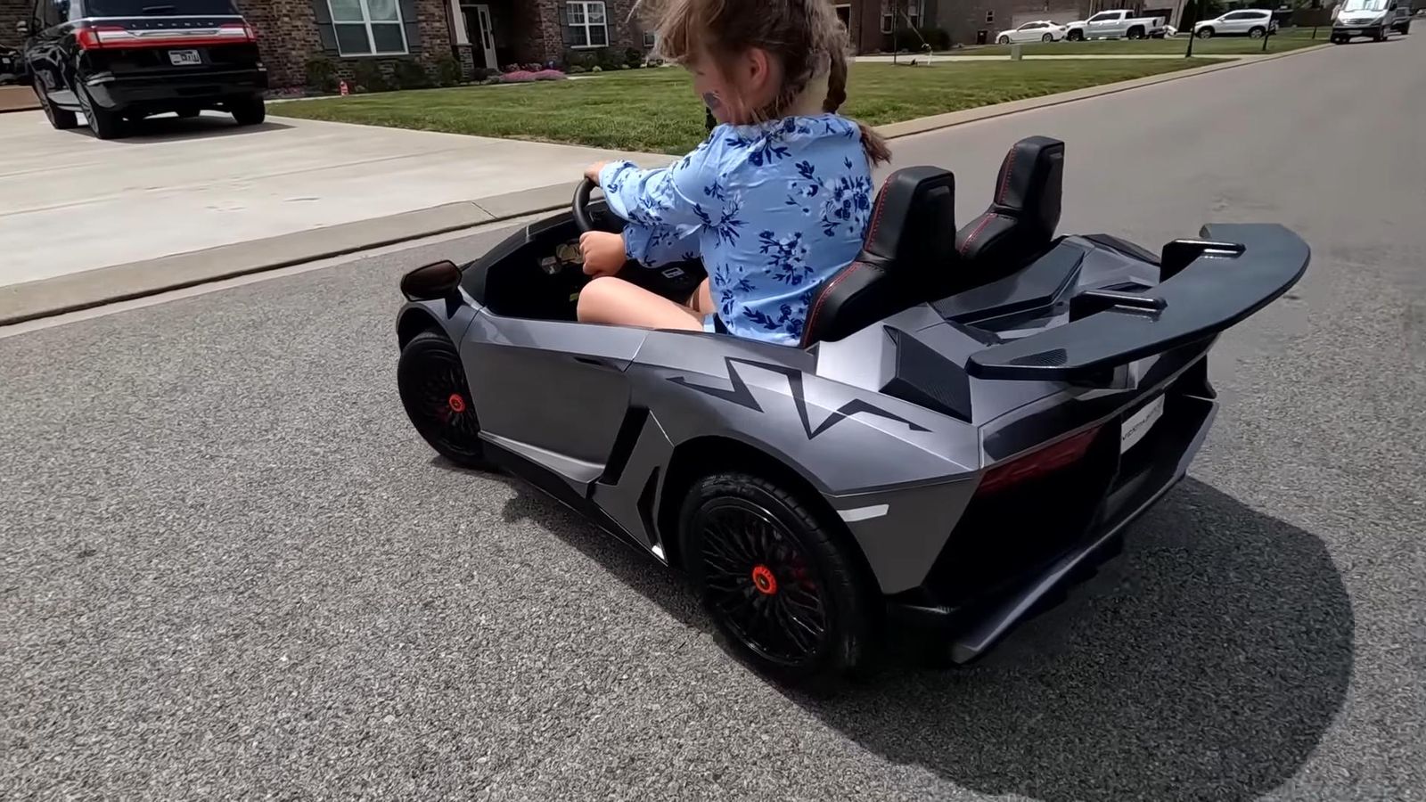 Videoscreenshot youtube brushless24vlamborghiniaventador2seaterrideoncarforkidsreview 1417