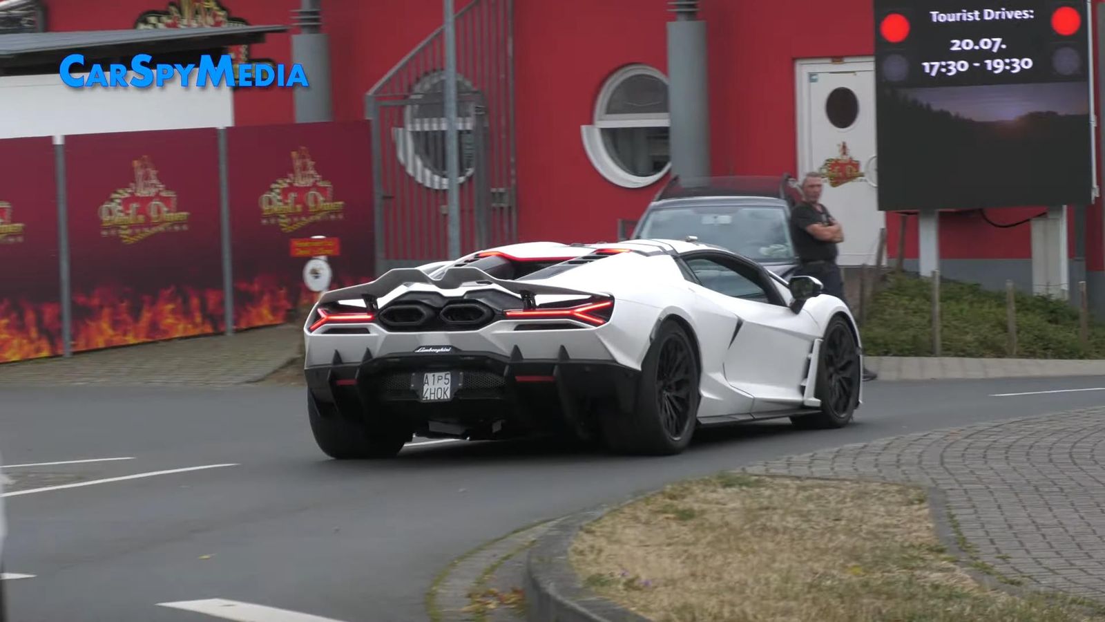 Videoscreenshot youtube 2024lamborghinirevueltov12testcarcaughtwithhybridproblemsbreakdownatthenrburgring 035