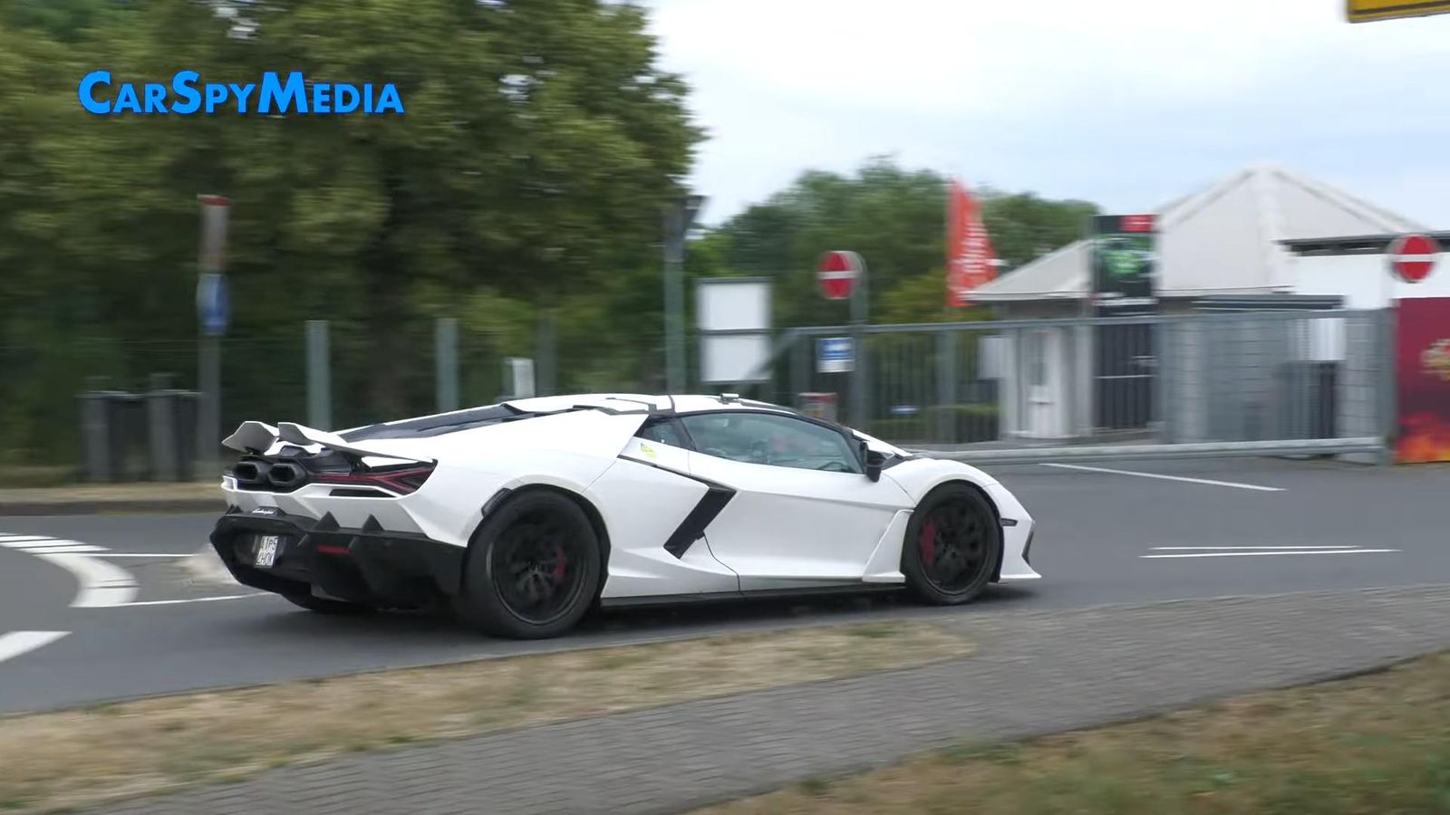 Videoscreenshot youtube 2024lamborghinirevueltov12testcarcaughtwithhybridproblemsbreakdownatthenrburgring 054