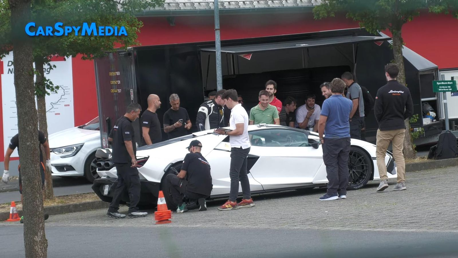 Videoscreenshot youtube 2024lamborghinirevueltov12testcarcaughtwithhybridproblemsbreakdownatthenrburgring 120