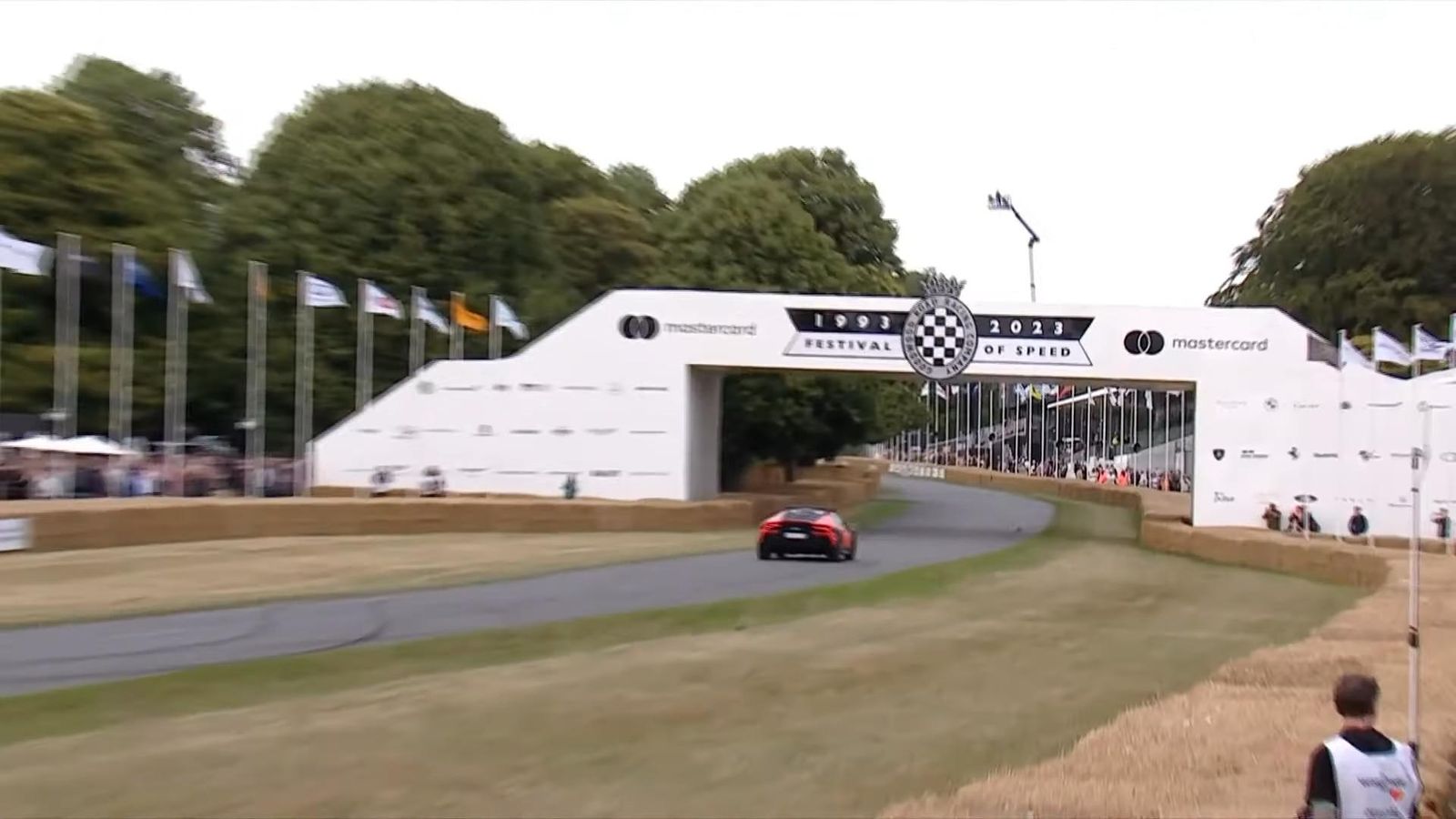 Lamborghini Huracan Sterrato Explosive Entry Takes The 2023 Goodwood Festival Of Speed By Storm 13 Videoscreenshot youtube offroadlamborghinihuracansterratomakesdynamicdebutatgoodwood 013