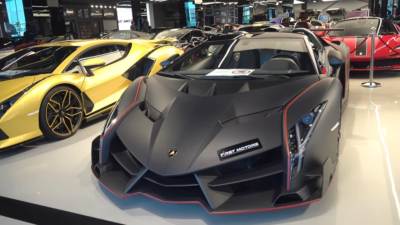 This Is The World'S Only 1 Of 1 Full Carbon Lamborghini Veneno Roadster 13 Vs youtube 10mlamborghinivenenofullcarbonindubai 003
