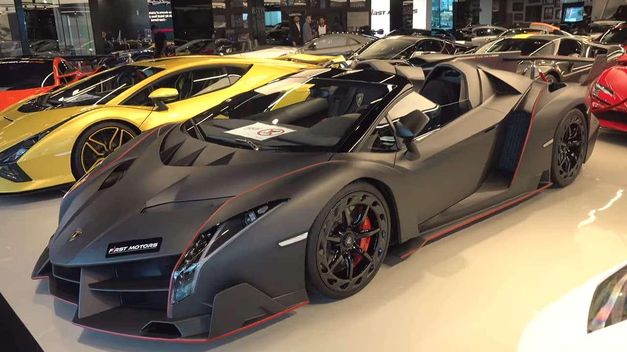 This Is The World'S Only 1 Of 1 Full Carbon Lamborghini Veneno Roadster 11 Vs youtube 10mlamborghinivenenofullcarbonindubai 040