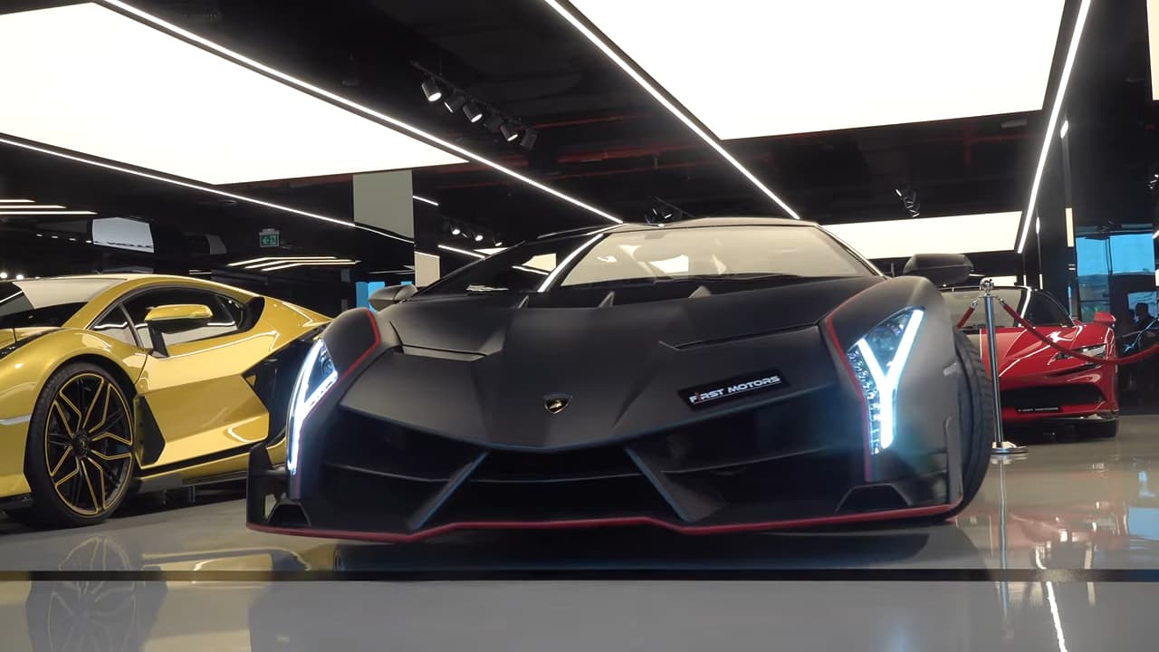 This Is The World'S Only 1 Of 1 Full Carbon Lamborghini Veneno Roadster 7 Vs youtube 10mlamborghinivenenofullcarbonindubai 104
