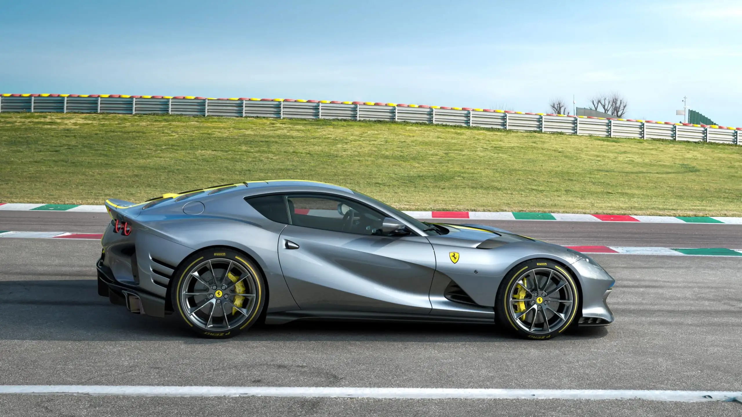 Ferrari 812 superfast like lamborghini