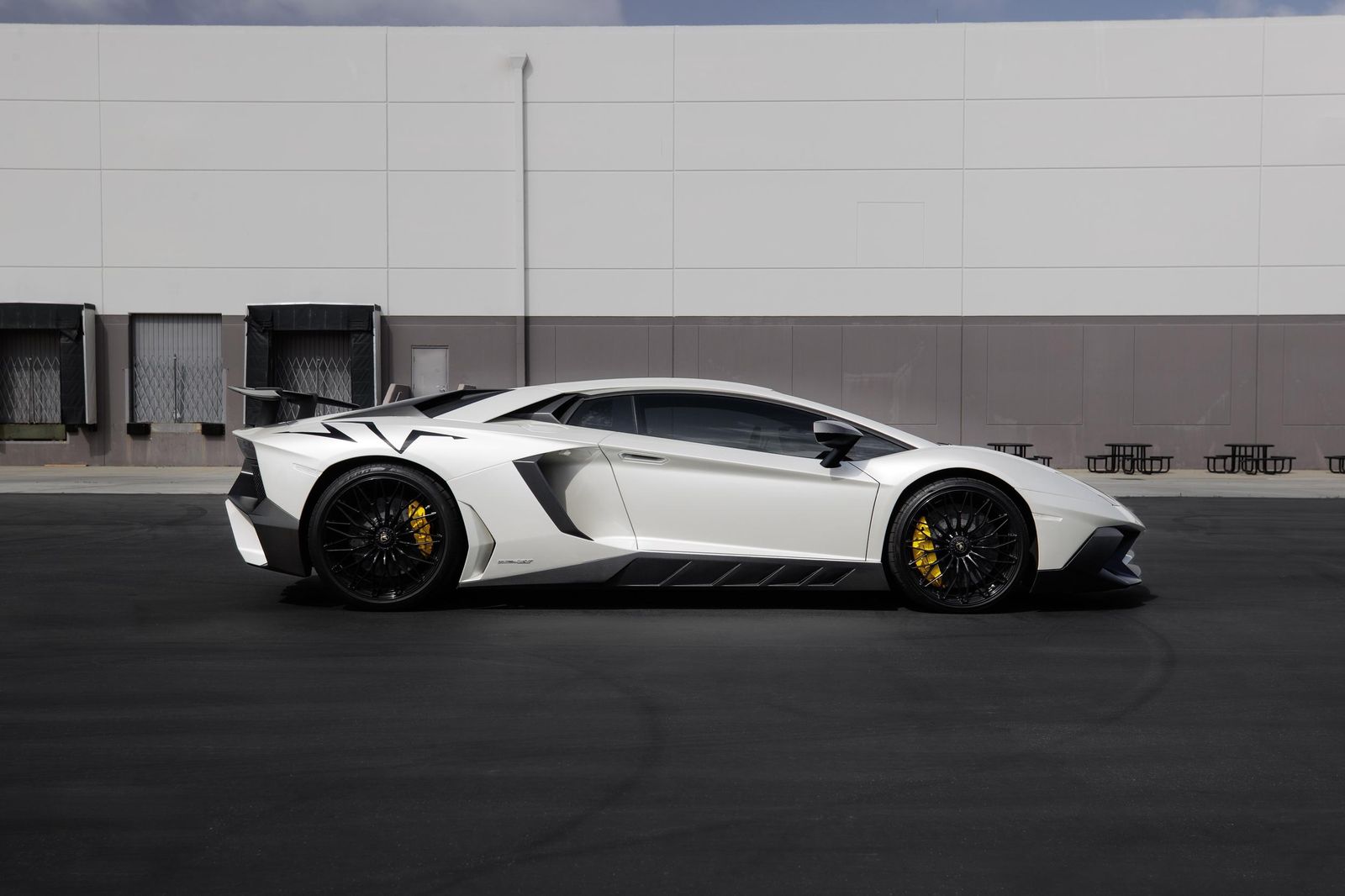 How Much Is An Oil Change For A Lamborghini? 3 Why is a lamborghini oil change expensive?