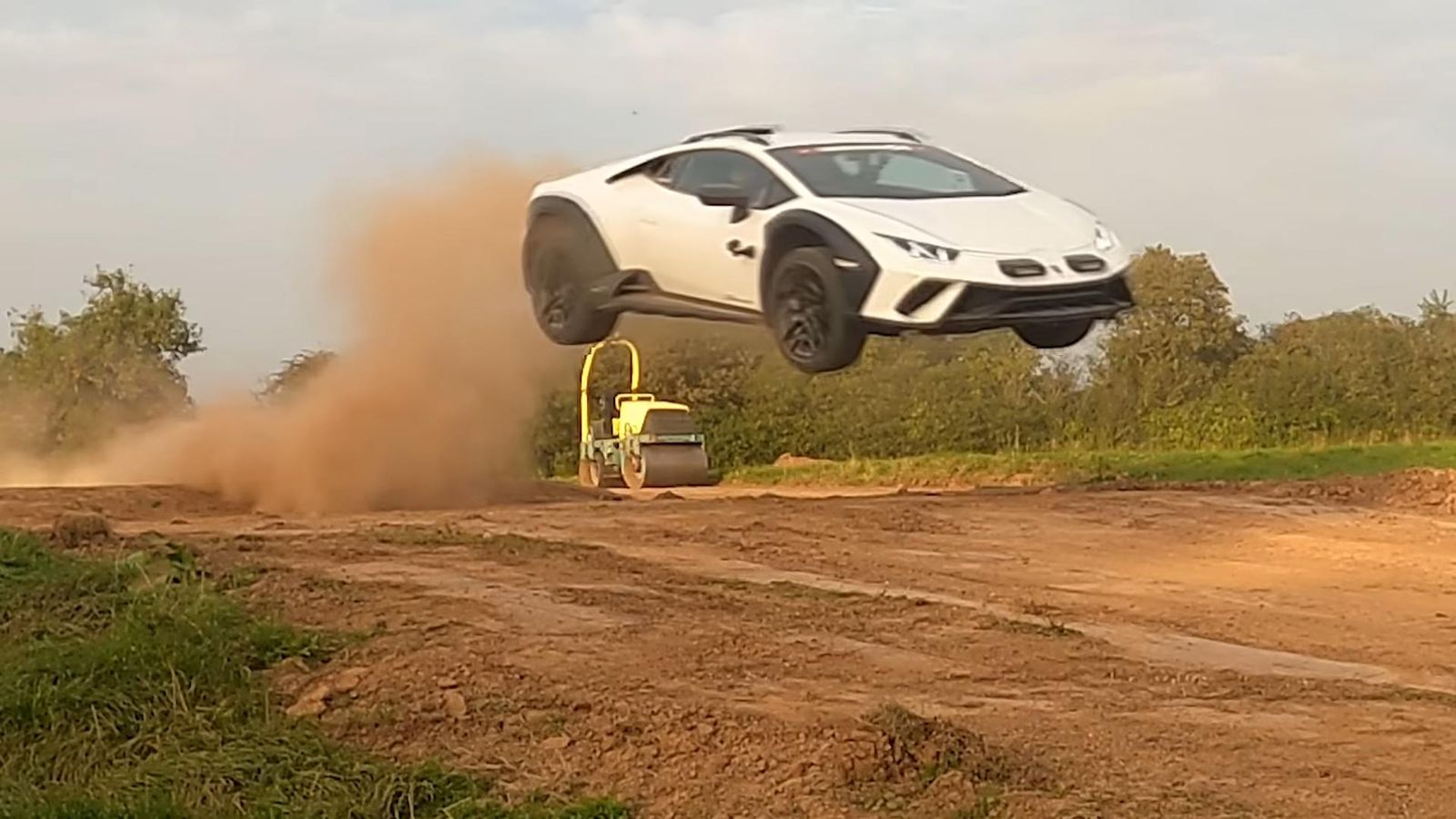 Lamborghini Huracán Sterrato Vs Porsche 911 Dakar: A Comparative Analysis 11 Vs youtube jumpingalamborghinisterrato 904