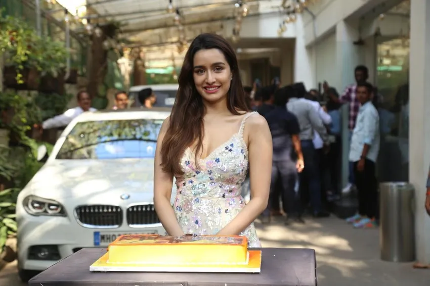 Shraddha kapoor bmw 7 series