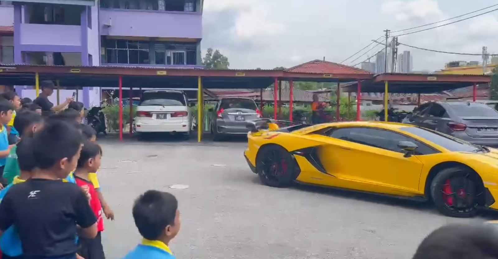How A Malaysian Teacher Surprises Students By Arriving In A Lamborghini To Inspire Big Ambitions! 5 09. 02. 2024 16. 17. 42 rec