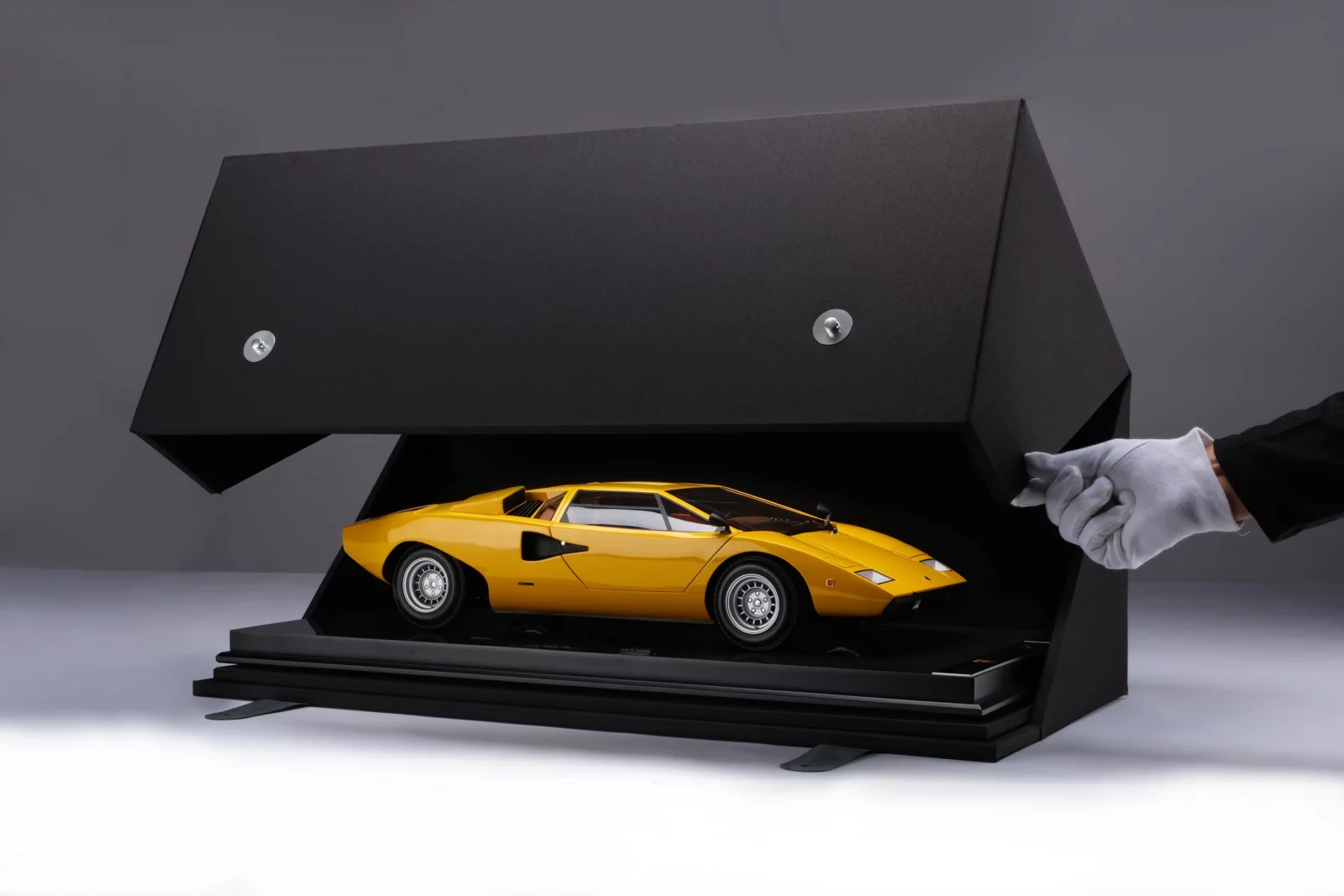 Lamborghini countach lp400 1:8 model