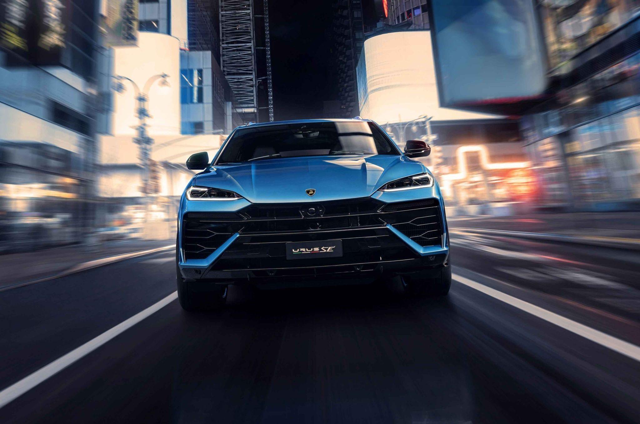 Stunning New Images Of The 2025 Lamborghini Urus Se Emerges Amidst The Vibrant Energy Of New York City! 3 Urus se