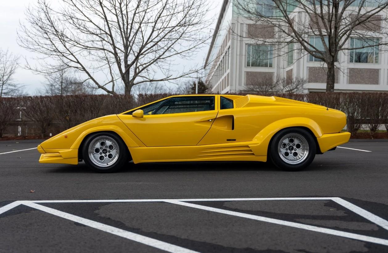 Rare Opportunity: 1989 Lamborghini Countach 25Th Anniversary Edition With Low Mileage Up For Auction 18 Screenshot 2 4