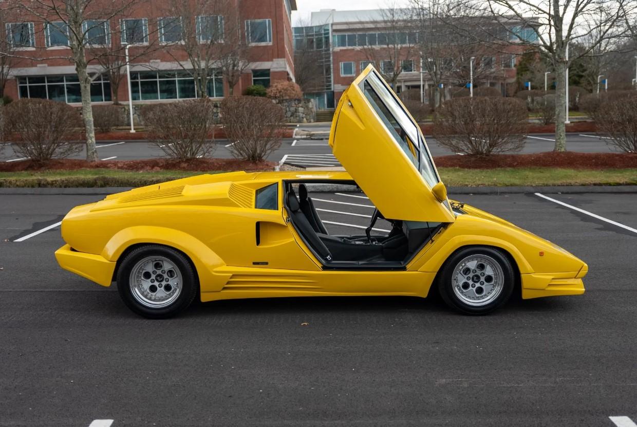 Rare Opportunity: 1989 Lamborghini Countach 25Th Anniversary Edition With Low Mileage Up For Auction 14 Screenshot 9