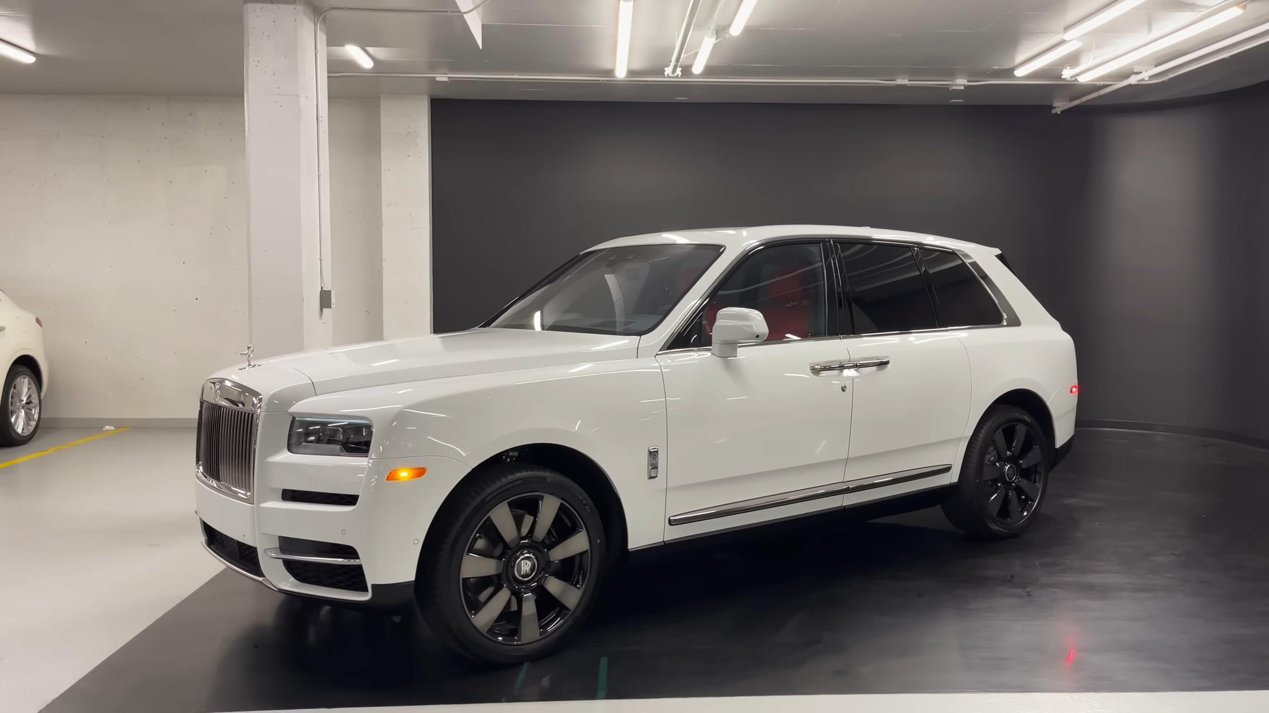 Vs youtube 2022rolls roycecullinan walkaroundin4k 057