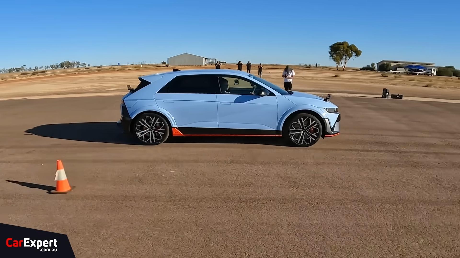 Hyundai Ioniq 5 N Shocks Powerful Lamborghini Urus In Electric Vs Gas Suv Drag Race Showdown 9 Vs youtube brabusg63vsmansorycullinanvsurusvselectrichyundaidragrace 057