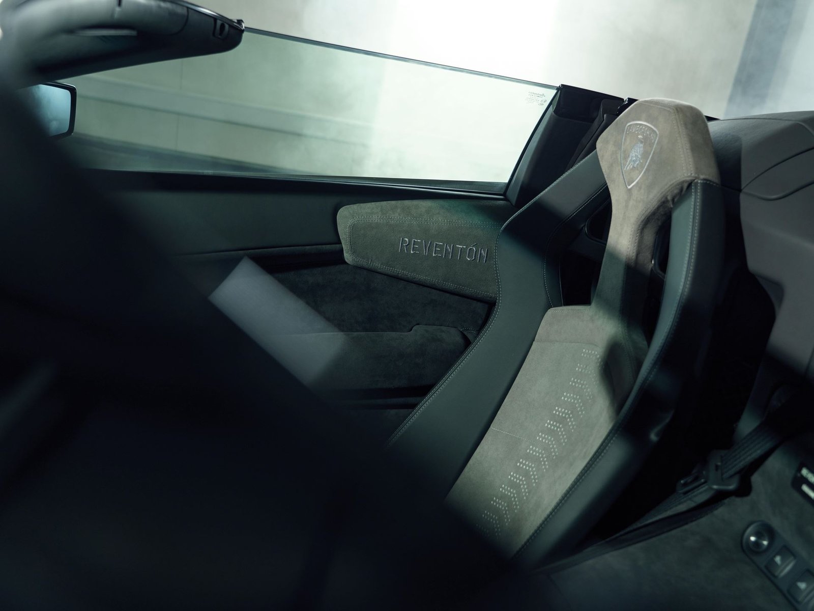 Revent n roadster interior close up 011