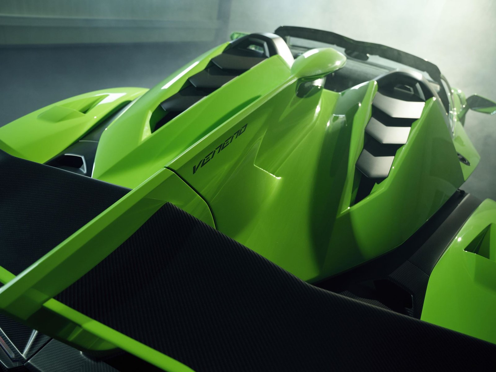 Veneno roadster exterior high angle rear three quarter 042