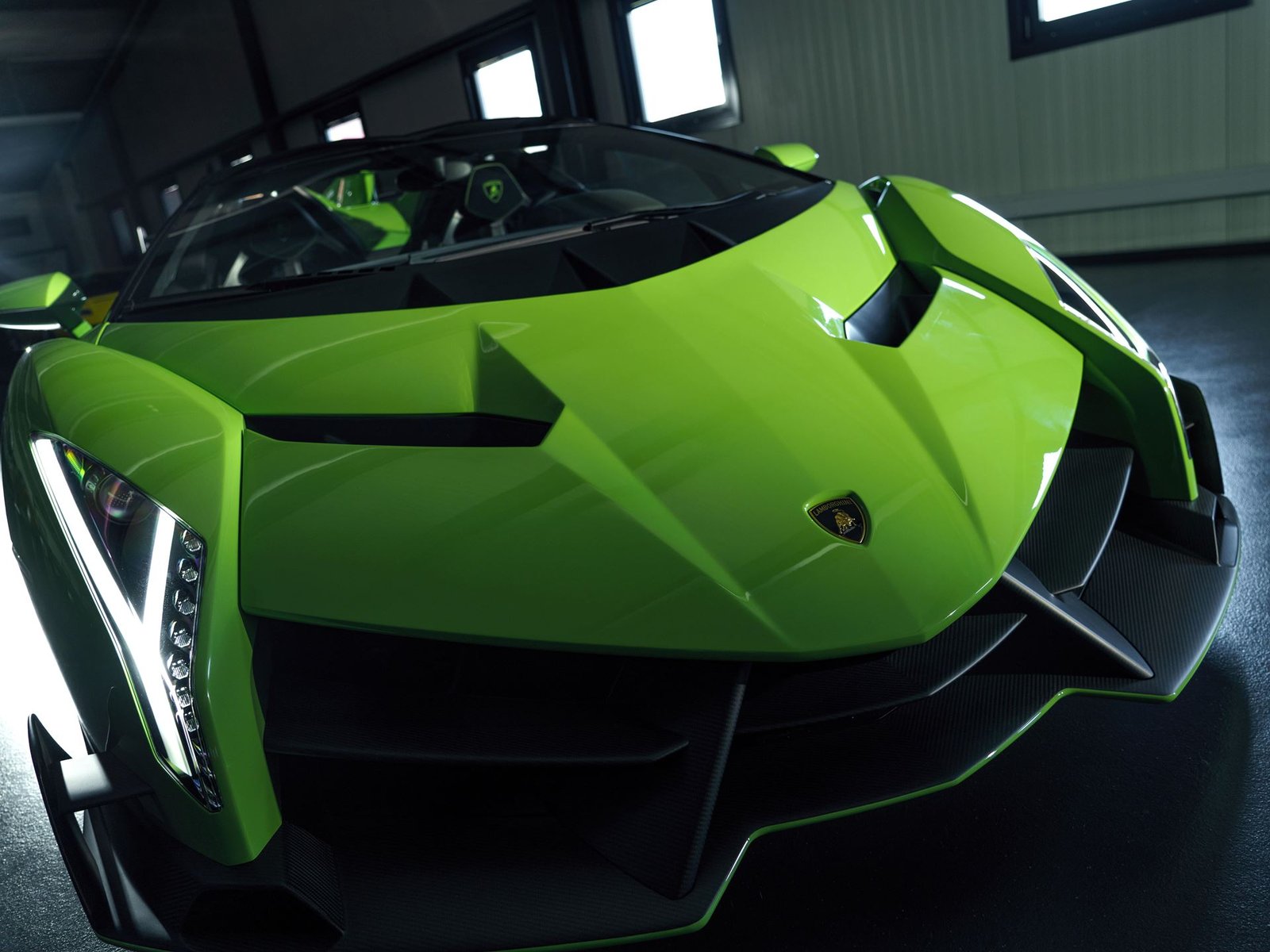 Veneno roadster exterior low angle front three quarter 044