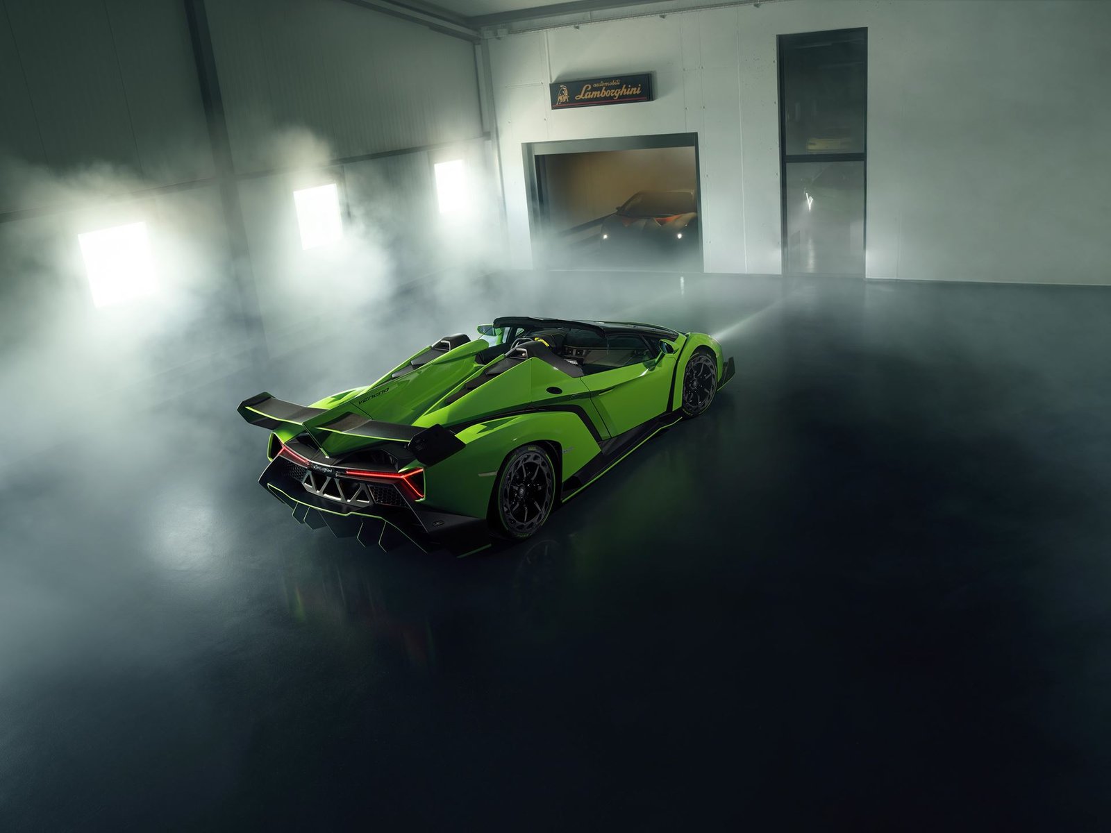 Veneno roadster exterior three quarter rear 035
