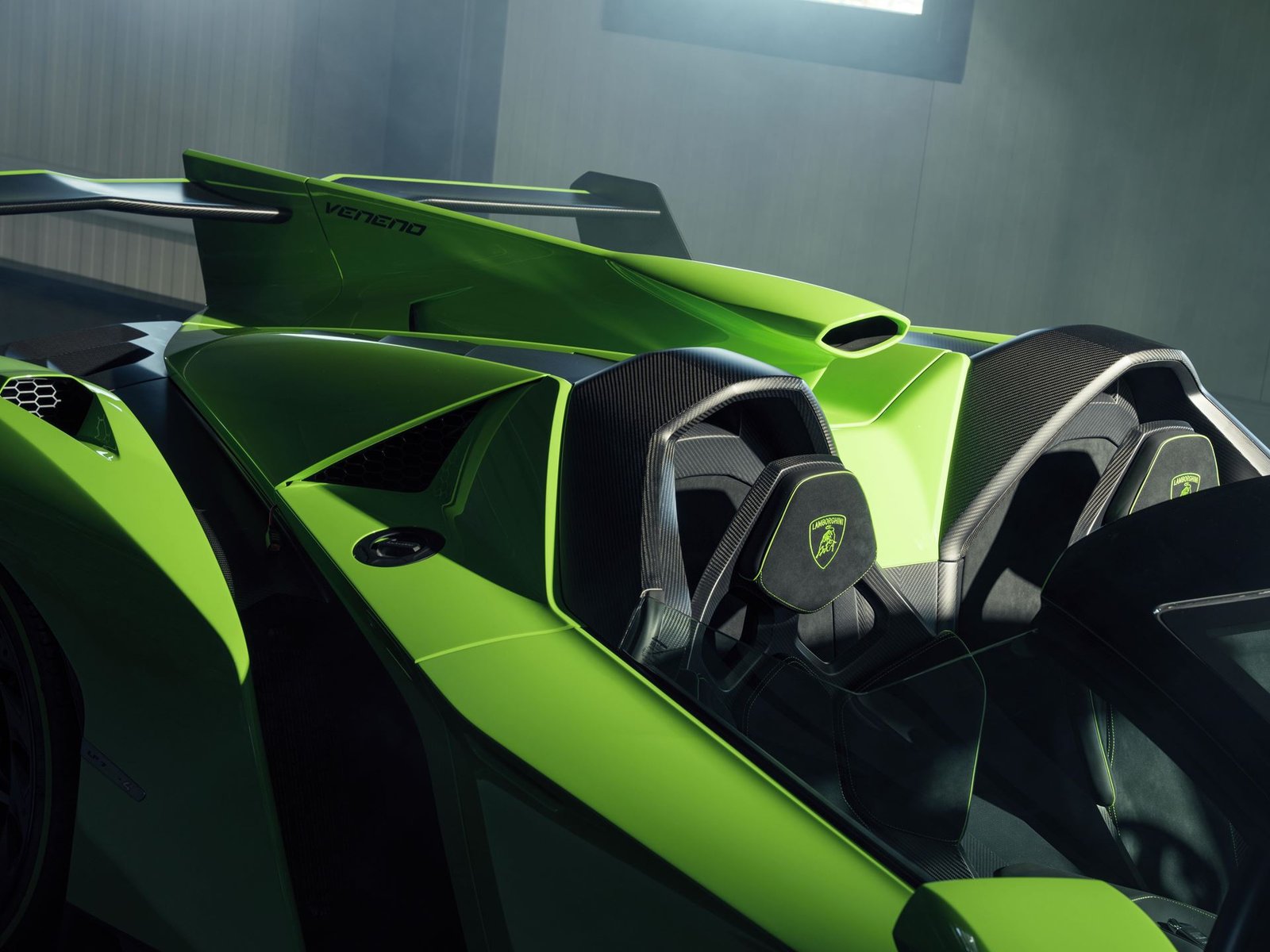 Veneno roadster other overhead cockpit 039