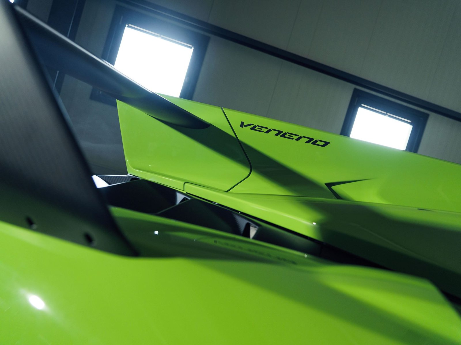 Veneno roadster other rear wing detail 040