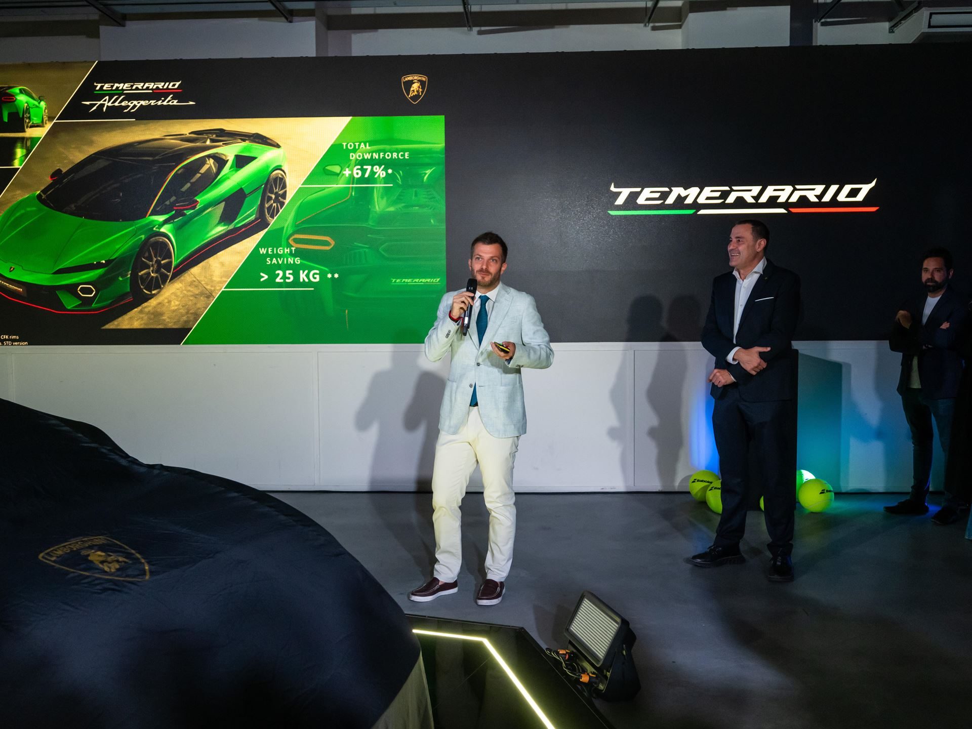 Lamborghini Temerario: A 10,000 Rpm V8 And Three Electric Motors Replace The Huracán 7 Presentation screen showing temerario alleggerita pack with total downforce +67% and weight saving over 25 kg