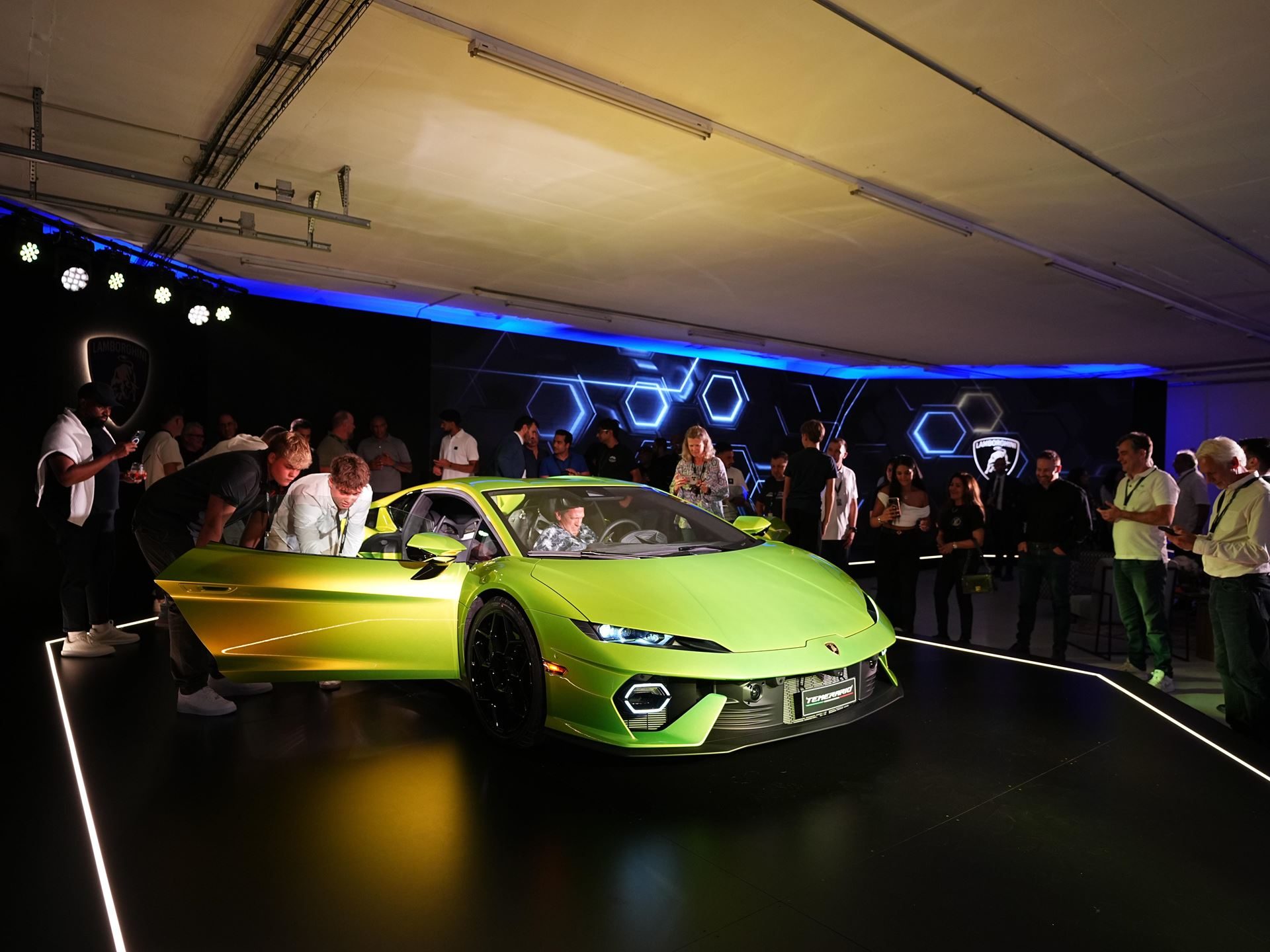 Lamborghini Temerario Arrives In Johannesburg With 920 Cv And A 10,000 Rpm V8 Hybrid 9 Lamborghini temerario on stage with driver door open and attendees examining the interior at the kyalami launch event