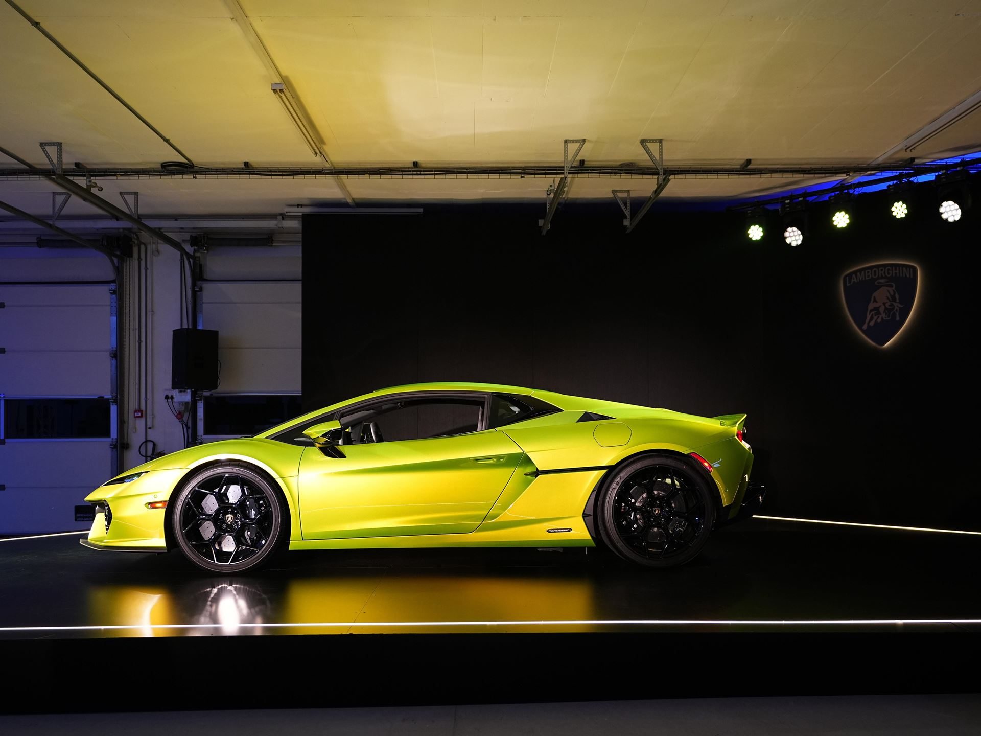 Lamborghini Temerario Arrives In Johannesburg With 920 Cv And A 10,000 Rpm V8 Hybrid 5 Full side profile of the lamborghini temerario showing its long low silhouette, prominent side air intakes, and sharp character lines