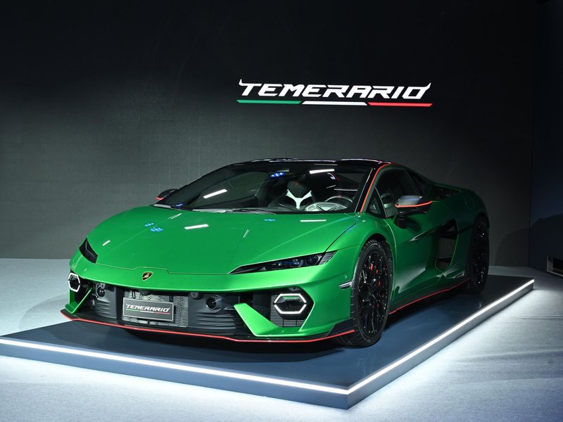Green Lamborghini Temerario displayed on stage at the Seoul premiere event with TEMERARIO branding