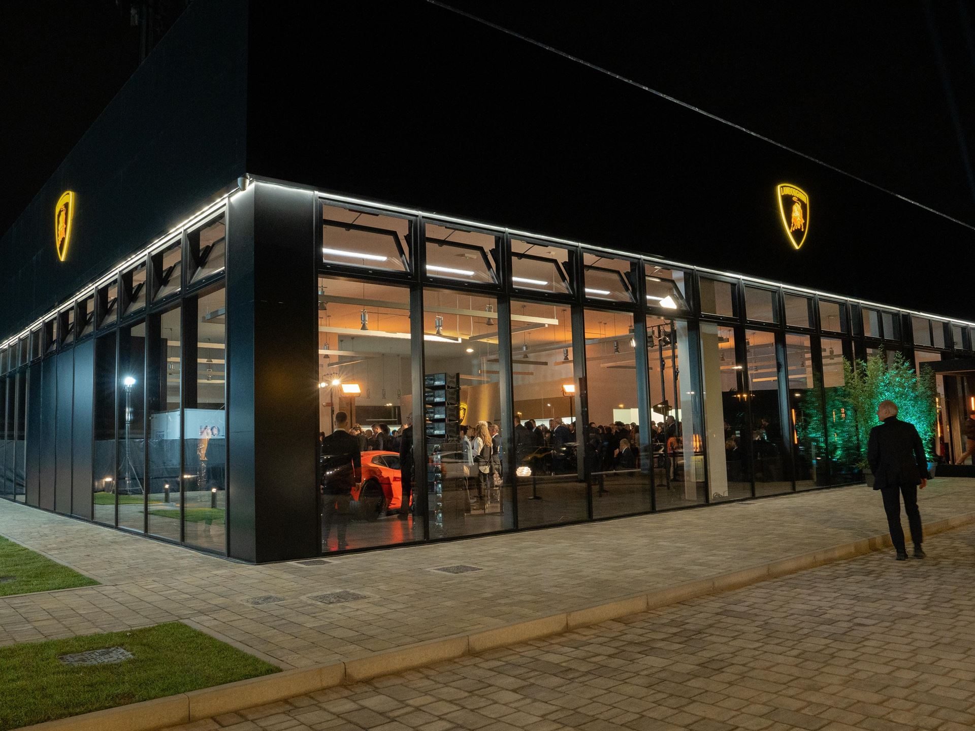 Lamborghini'S Seventh Italian Showroom Opens In Turin With 1,400 Square Meters And A 10,000-Rpm Centerpiece 21 Lamborghini turin showroom opening draft 8a0efeff event 010