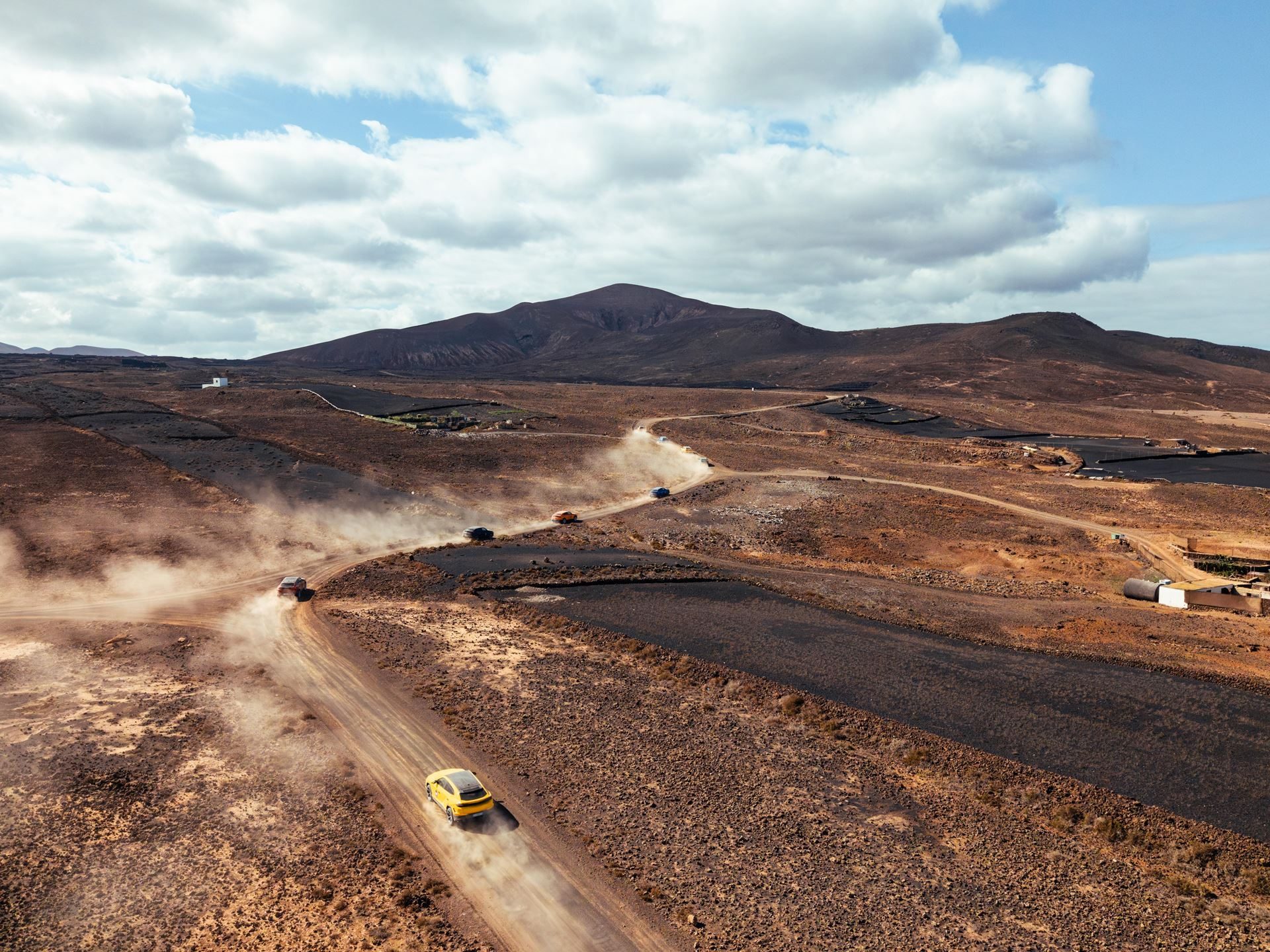 Lanzarote'S Volcanic Terrain Becomes The Proving Ground For Lamborghini'S Plug-In Hybrid Urus Se 21 Lamborghini urus se esperienza avventura lanz draft bb35314e action 010