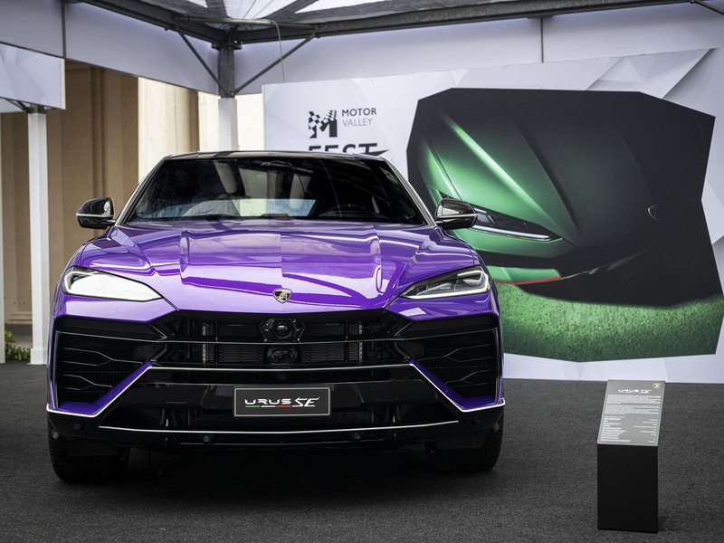 Lamborghini Urus SE Tettonero Capsule in Viola Pasifae displayed under a white tent at Motor Valley Fest 2026
