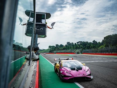 Oregon Team'S Imola Double Win Shakes Up Super Trofeo Europe Title Fight 2 Oregon team imola double win super trofeo action 001
