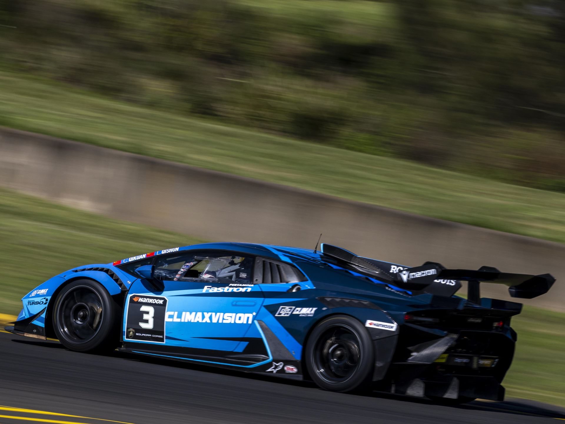 22 V10 Huracáns Descend On Shanghai As Super Trofeo Asia'S Class Battles Tighten 3 A blue lamborghini huracán super trofeo evo2 at speed on a racetrack, rear diffuser and large rear wing clearly visible
