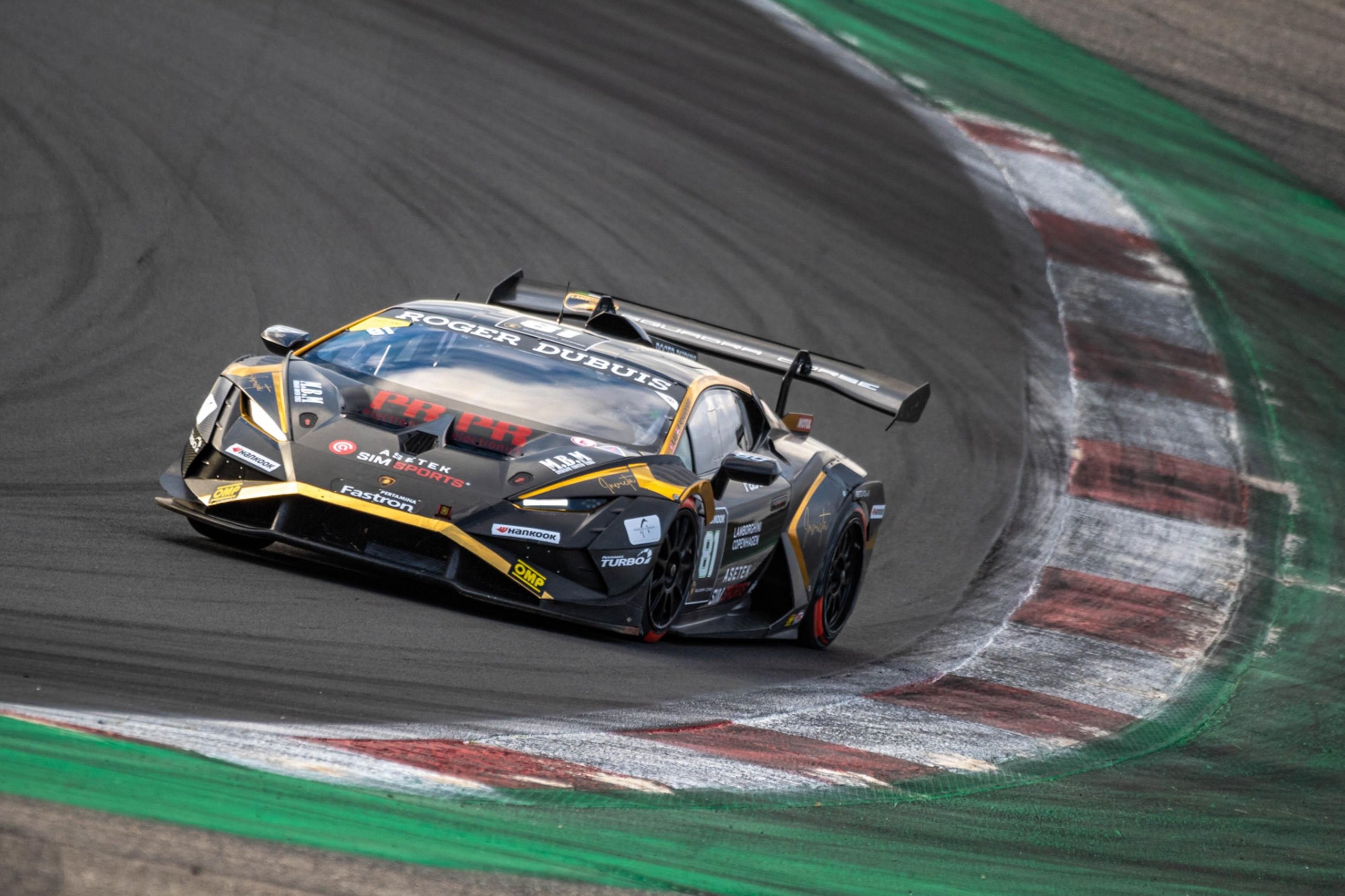Black and gold lamborghini huracán super trofeo evo2 race car cornering at vallelunga during the 2023 world finals