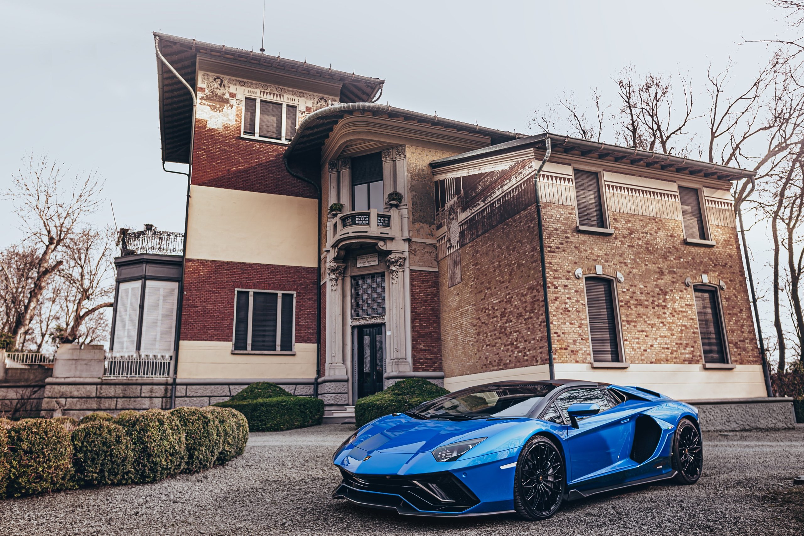 Aventador Ultimae'S Italian Farewell Drive Stages The End Of Lamborghini'S Pure V12 Era 11 Blue lamborghini aventador ultimae roadster parked in front of a grand historic italian building on a gravel driveway