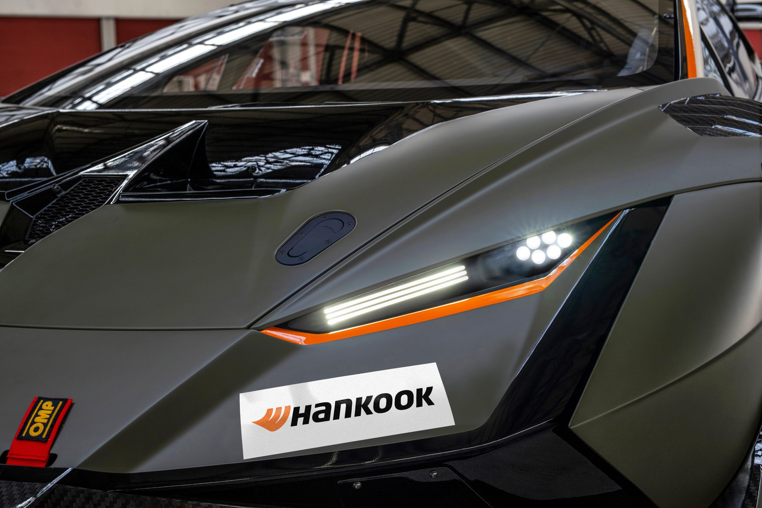 Close-up of the lamborghini huracán super trofeo evo2 front headlight and fender with hankook branding