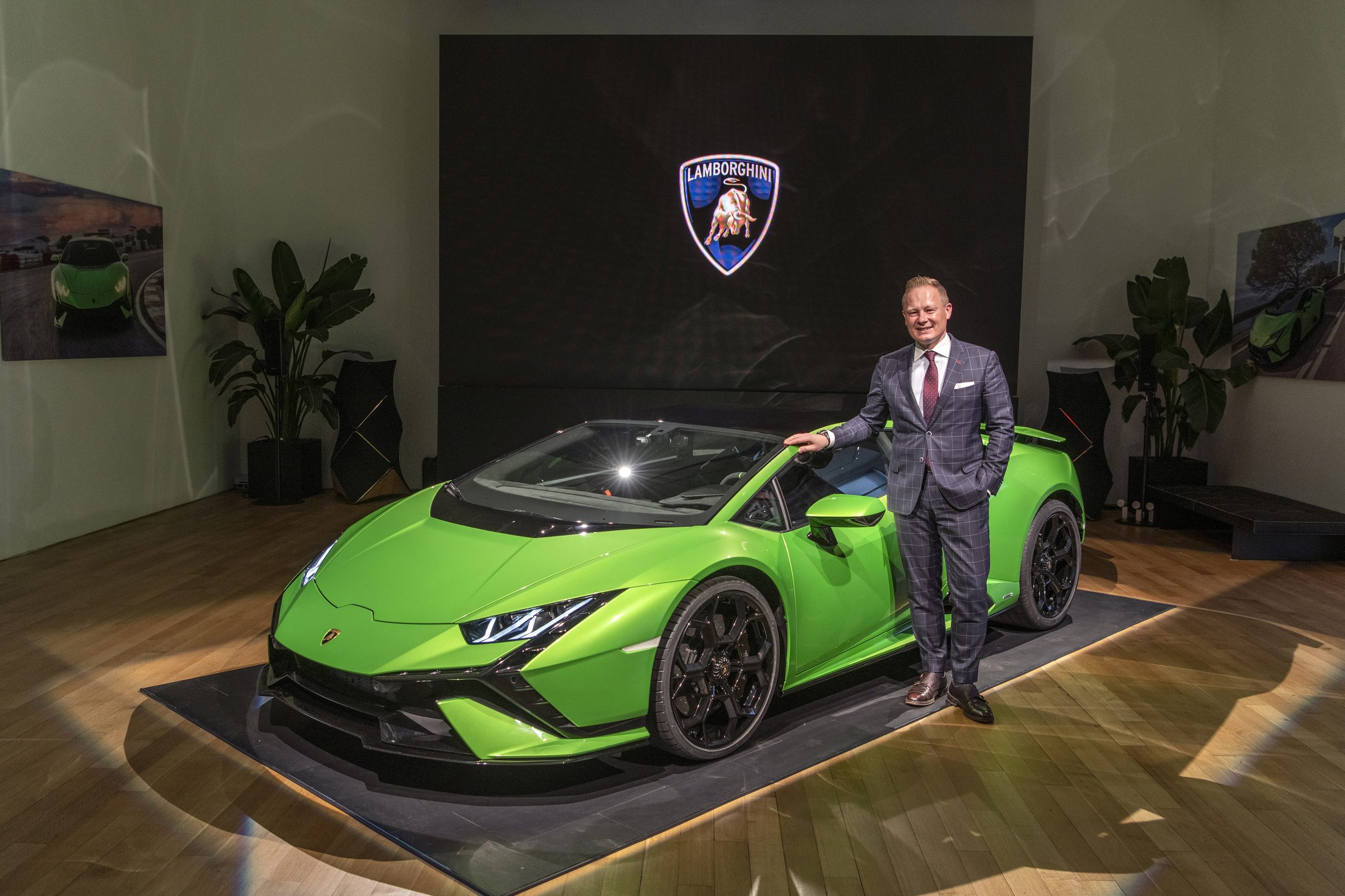 Huracán Tecnica In New York: Why Lamborghini'S V10 Sweet Spot Matters More Than Its Spec Sheet 13 Huracan tecnica nyc premiere v10 analysis draft efb620c6 other 006 scaled
